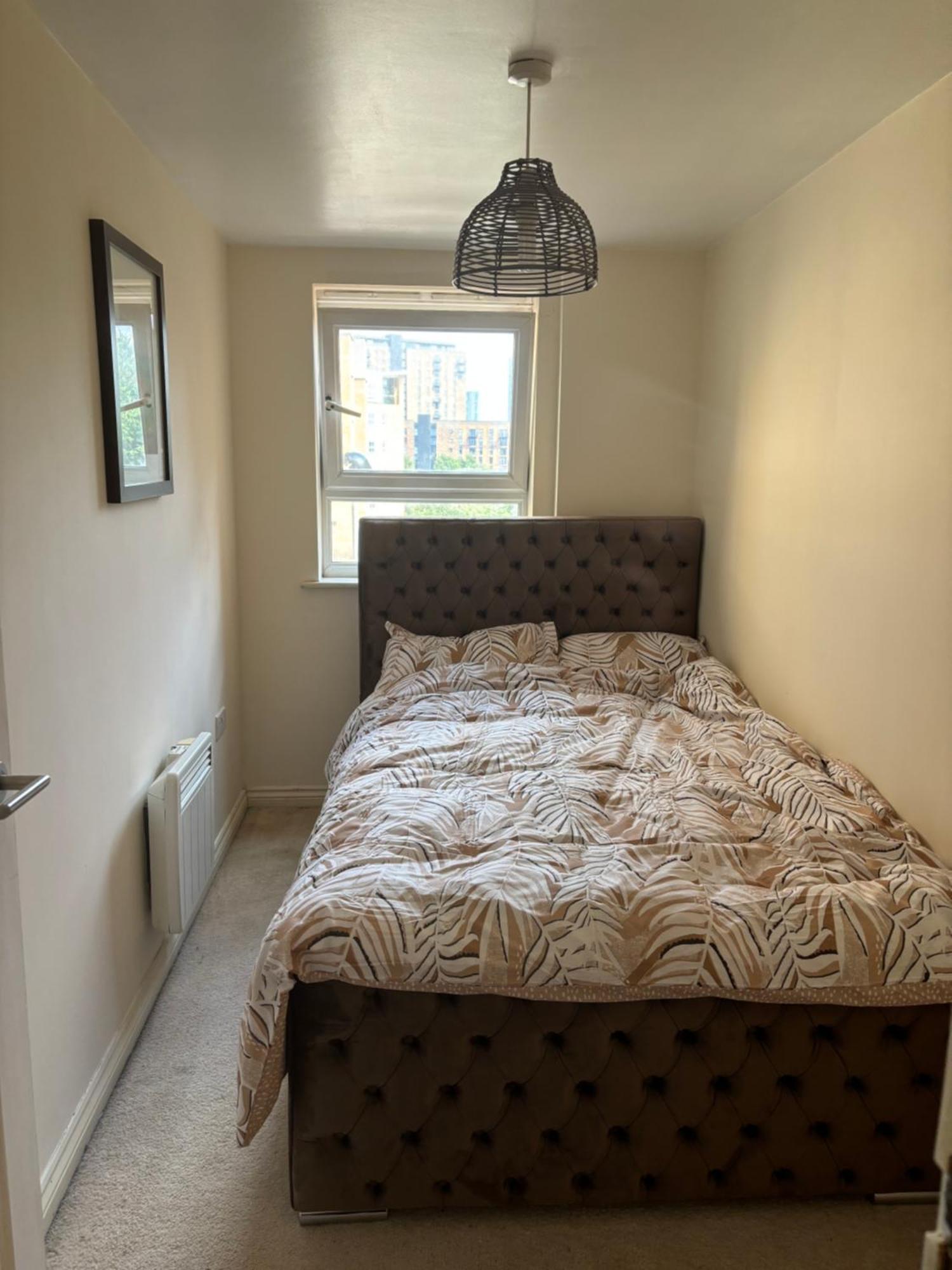 2 Bedroom Modern Salford Apartment *