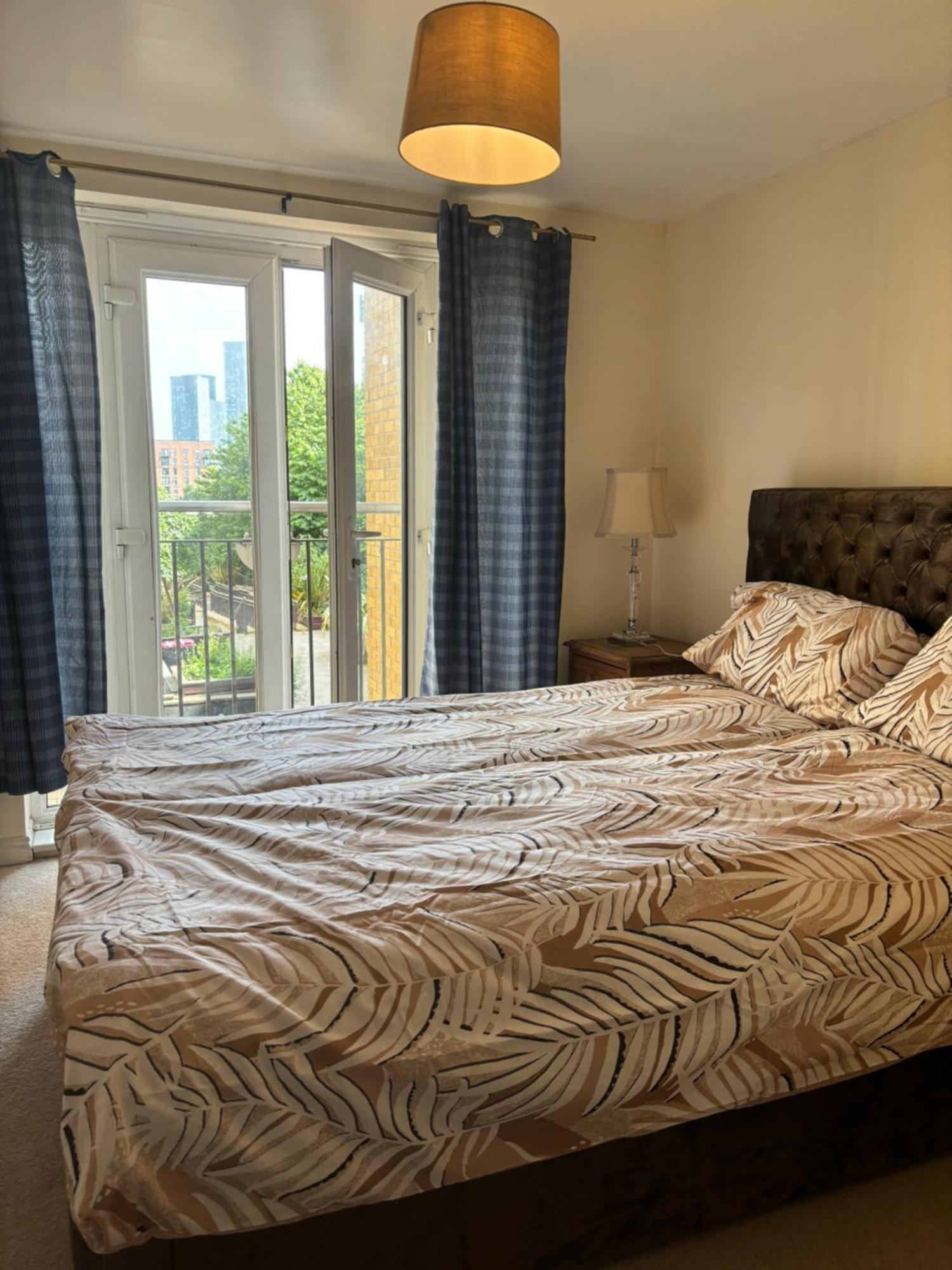 2 Bedroom Modern Salford Apartment *